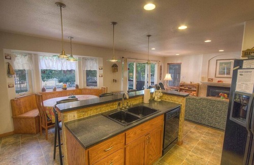 Tahoe Island Casa | Gran casa nueva con barbacoa, 2 terrazas, área de juegos, bañera de hidromasaje, patio cercado (CYH1077)