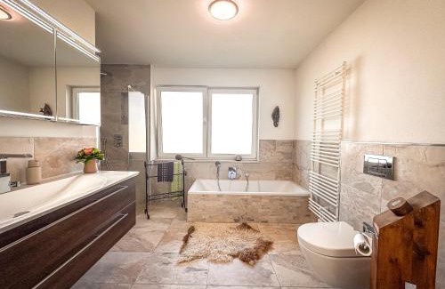 Kiefersfelden Apartamento | wolke 7, Alpenblick mit Eleganz, Kingsizebett, Kamin, Terrasse mit Grill, Garten
