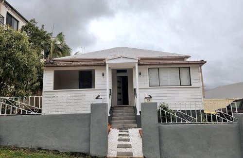 Wollongong CBD Casa | Wollongong CBD home with parking, Wi-Fi, AC near to hospital, train & stadium