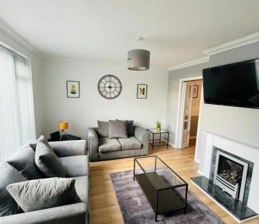 Wolverhampton Casa | Wolverhampton 3-Bed Home Garden 4 Beds Parking for 2 Vans Ideal for Contractors, NHS & Long Stays Near M6, Walsall & City Centre