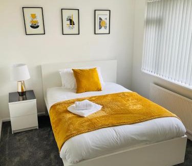Wolverhampton Casa | Wolverhampton 3-Bed Home Garden 4 Beds Parking for 2 Vans Ideal for Contractors, NHS & Long Stays Near M6, Walsall & City Centre