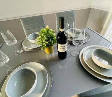Wolverhampton Casa | Wolverhampton 3-Bed Home Garden 4 Beds Parking for 2 Vans Ideal for Contractors, NHS & Long Stays Near M6, Walsall & City Centre