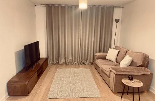 Wolverhampton Apartamento | Wolverhampton Apartment with Free Parking 1 minute from the train station