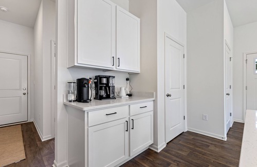 Solon Mills Condominio | Wonder Lake Elegance: Serene 2BR Townhome Retreat