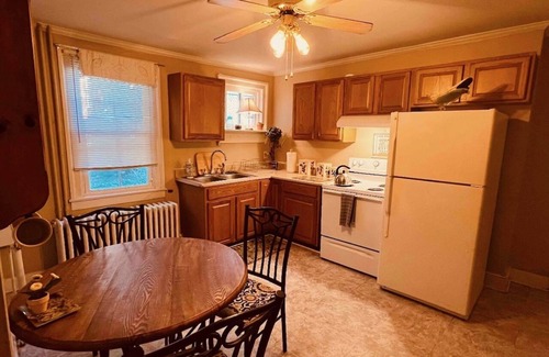 Winchester Apartamento | WonderClock House downtown vintage duplex w/ porches, steps to Handley Library