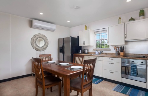 Marine Gardens Condominio | Wonderful 1-bed condo, 2min walk to beach & more