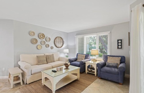 Shipyard Plantation Casa | Wonderful 2 BR w King and 2 Twins Large screen TVs Bikes & Beach Gear included