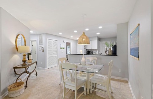 Shipyard Plantation Casa | Wonderful 2 BR w King and 2 Twins Large screen TVs Bikes & Beach Gear included