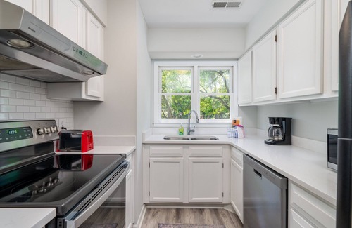 Tarpon Pond Casa | Wonderful 2BR+Loft Cottage! Close to Beach! Screened Porch w/ Wooded Views! Amenity Cards!