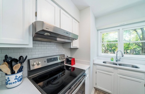 Tarpon Pond Casa | Wonderful 2BR+Loft Cottage! Close to Beach! Screened Porch w/ Wooded Views! Amenity Cards!