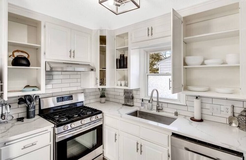 St. Louis Park Casa | Wonderful 3 Level Cozy Home l Telsa Super Charger
