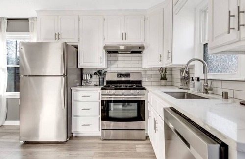 St. Louis Park Casa | Wonderful 3 Level Cozy Home l Telsa Super Charger
