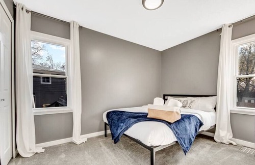 St. Louis Park Casa | Wonderful 3 Level Cozy Home l Telsa Super Charger