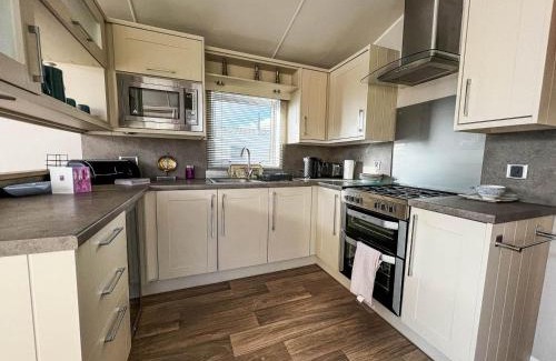 Scratby Otro | Wonderful 6 Berth Caravan For Hire By A Stunning Norfolk Beach Ref 19006Sd