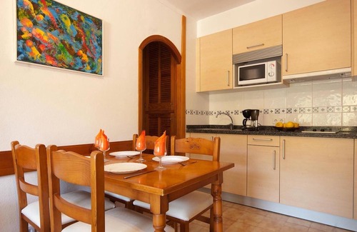Cala San Vicente Apartamento | Maravilloso apartamento "Pinos Altos T2" con piscina, Wi-Fi, balcón y terraza