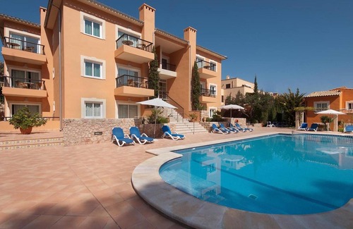 Cala San Vicente Apartamento | Maravilloso apartamento "Pinos Altos T2" con piscina, Wi-Fi, balcón y terraza