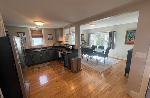 Oakdale Apartamento | Wonderful Back Cove 2BR Apartment, Near Downtown
