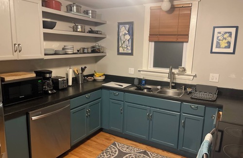 Oakdale Apartamento | Wonderful Back Cove 2BR Apartment, Near Downtown