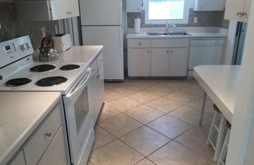 Gulf Gate Estates Casa | Wonderful Beach Escape W/Private Salt Water Heated Pool.