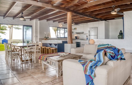 Cerro Plano Casa | Wonderful beachfront property in Tivives with palm trees, private pool, and AC