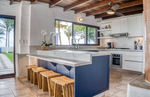 Cerro Plano Casa | Wonderful beachfront property in Tivives with palm trees, private pool, and AC