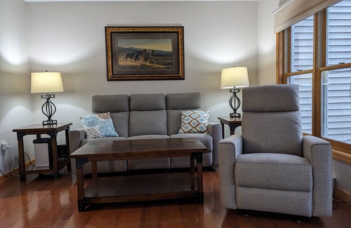Lake Placid Casa | Maravillosa, brillante, actualizado 3 BR Townhome en Village, capacidad para 8 personas muy cómodamente!