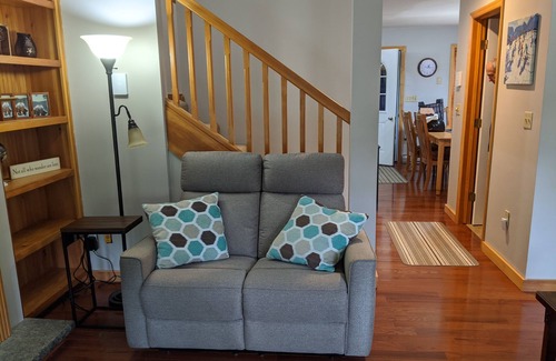 Lake Placid Casa | Maravillosa, brillante, actualizado 3 BR Townhome en Village, capacidad para 8 personas muy cómodamente!
