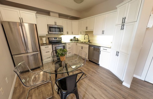 Crescent Heights Apartamento | Wonderful Condo, Free Parking, Wi-Fi, Gym, & MORE