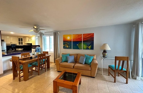 Zona Hotelera Norte Condominio | Miramar # 404, condominio moderno de 2 recámaras frente al mar, North Shore, ¡Excelente snorkel!