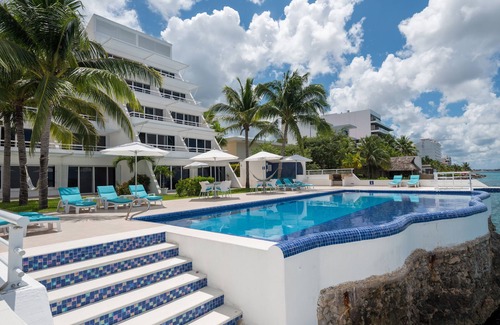 Zona Hotelera Norte Condominio | Miramar # 404, condominio moderno de 2 recámaras frente al mar, North Shore, ¡Excelente snorkel!