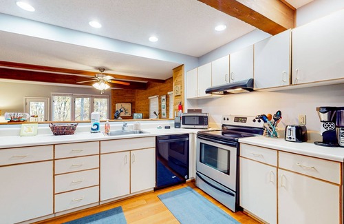 McHenry Casa | Wonderful dog-friendly ski-in/out retreat with balcony, spacious deck, & W/D