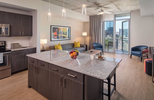 Civic District Complejo | Wonderful Downtown Austin 1BR King Suite