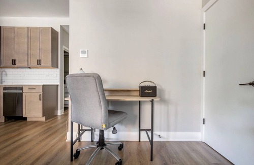 Edgewater Beach Apartamento | Wonderful Edgewater 1BR w/ Patio Deck & Gym, near lake, by Blueground