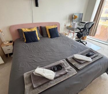 London Borough of Hounslow Casa | Wonderful en-suite bedroom - Stay with Bruno