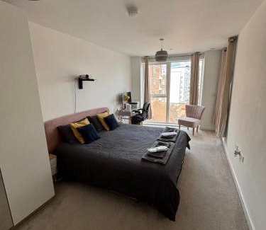 London Borough of Hounslow Casa | Wonderful en-suite bedroom - Stay with Bruno