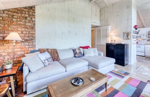 Winhall Casa | Wonderful Getaway Near the Slopes W/ Free WiFi. Scenic Deck, & Full Kitchen!