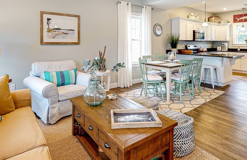 Arundel Condominio | Wonderful home on quiet street with shared pool, fast WiFi, grill & backyard
