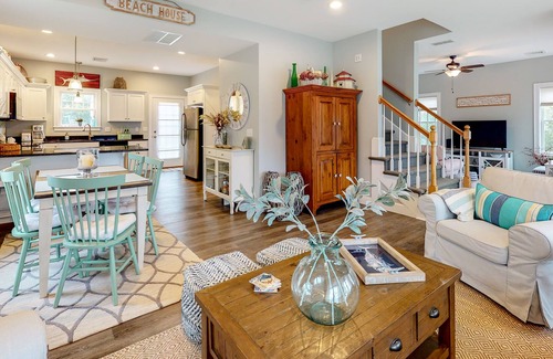 Arundel Condominio | Wonderful home on quiet street with shared pool, fast WiFi, grill & backyard