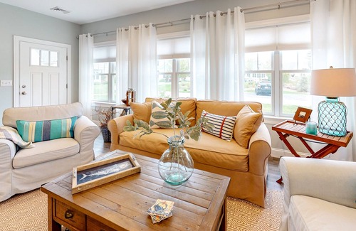 Arundel Condominio | Wonderful home on quiet street with shared pool, fast WiFi, grill & backyard