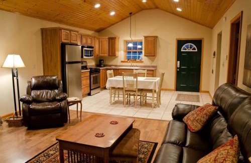 Carbondale Casa | Wonderful Lakefront Cabin with Hot-tub in Carbondale, Illinois