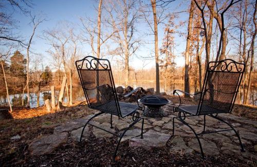 Carbondale Casa | Wonderful Lakefront Cabin with Hot-tub in Carbondale, Illinois