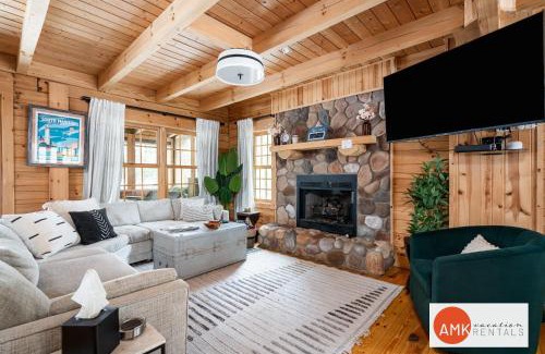 Saugatuck Casa | Wonderful Log Cabin near private beach and lake access
