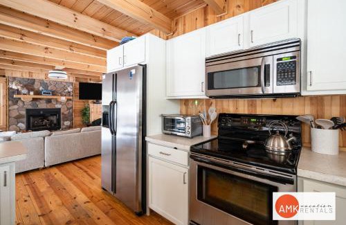 Saugatuck Casa | Wonderful Log Cabin near private beach and lake access