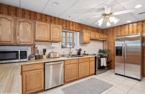 Antioch Casa | wonderful log home Chain o Lakes waterfront home with pier Monthly rental