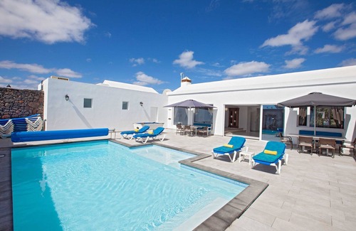 Los Mojones Villa | Wonderful Los Mojones Villa | Casa Penyas Blancas | Modern 6 bedroom Villa | Central Location | Lanzarote