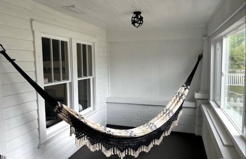 United Central Casa | Wonderful newly renovated and newly furnished bungalo in St Pete
