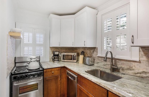 Old Village Casa | Wonderful Old Village Bungalow in the heart of Mount Pleasant