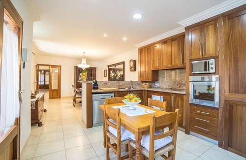 Mancor de la Vall Casa | Estupenda casa de vacaciones privada con bañera de hidromasaje, A/C, WIFI, TV, patio y aparcamiento