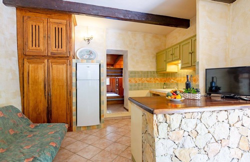 Regusse Casa | Casa de vacaciones privada con piscina privada, TV, patio, mascotas permitida, aparcamiento
