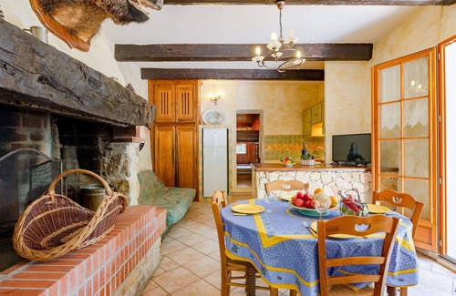 Regusse Casa | Casa de vacaciones privada con piscina privada, TV, patio, mascotas permitida, aparcamiento